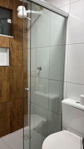 W łazience znajduje się przeszklony prysznic i toaleta. w obiekcie Boca do Rio Hotel w mieście Salvador