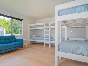 Двуетажно легло или двуетажни легла в стая в Hot Water Bach - Hot Water Beach Holiday Home
