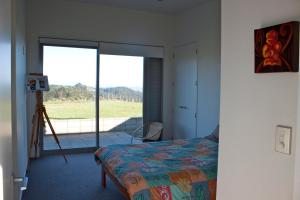 Кровать или кровати в номере The Perfect Degree - Sandy Bay Holiday Home