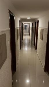 un pasillo de un edificio con un pasillo largo en Boca do Rio Hotel en Salvador