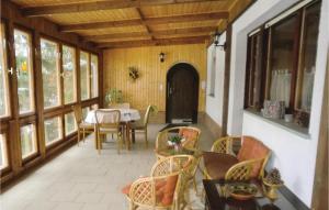 eine abgeschirmte Veranda mit einem Tisch und Stühlen in der Unterkunft Ferienhaus Albertine D in Güntersberge