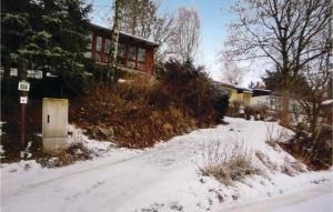 una strada innevata di fronte a una casa di Cozy Home In Gntersberge With Sauna a Güntersberge