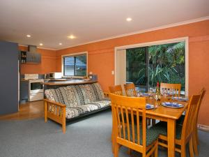 sala de estar con mesa y sofá en Laid Back on Lakewood - Taupo Holiday Home en Taupo