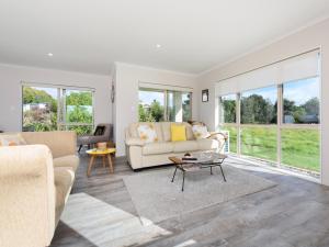 Χώρος καθιστικού στο Modern Beach Break - Waihi Beach Holiday Home
