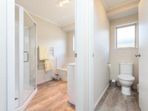 Ένα μπάνιο στο Modern Beach Break - Waihi Beach Holiday Home +10 φωτογραφίες