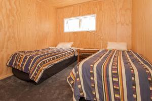 Ένα ή περισσότερα κρεβάτια σε δωμάτιο στο Surf Beach Views - Whangamata Holiday Home