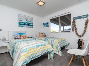 Llit o llits en una habitació de Little Pearl of Vista Verano - Mangawhai Home