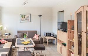 ein Wohnzimmer mit einem Sofa und einem Tisch in der Unterkunft Ferienhaus Zum Anleger H in Hohen Wieschendorf