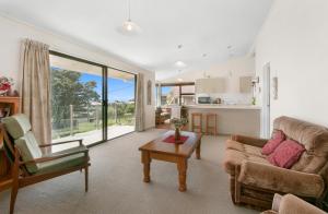 Ruang duduk di Sweeping Sea Views - Waihi Holiday Home