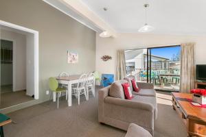 Televisyen dan/atau pusat hiburan di Sweeping Sea Views - Waihi Holiday Home
