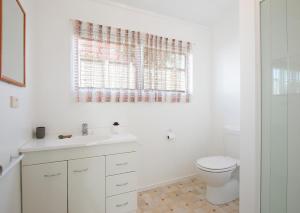 Bilik mandi di Sweeping Sea Views - Waihi Holiday Home +9 gambar