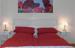 A bed or beds in a room at 3 Bedroom Amazing Apartment In Altenmedingen
