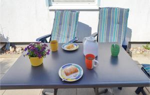 ein blauer Tisch mit einem Teller Essen drauf in der Unterkunft Ferienhaus Zum Anleger I in Hohen Wieschendorf
