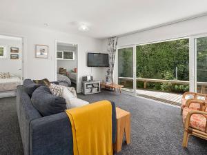 KuratauにあるGreat Lake Oasis - Kuratau Holiday Homeのソファとテレビのあるリビングルーム