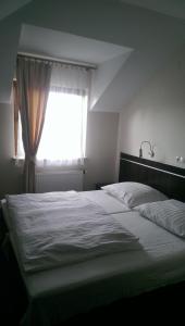 Een bed of bedden in een kamer bij Hotel E7