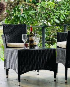 San Ramón SurにあるMontaña de Pazのワイン1本とグラス2杯付きのテーブル