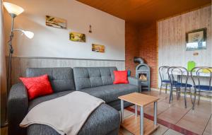 ein Wohnzimmer mit einem Sofa und einem Tisch in der Unterkunft Ferienhaus Lindenberg R in Klein Nemerow