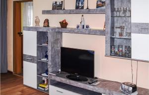 En tv och/eller ett underhållningssystem på 1 Bedroom Stunning Home In Lcknitz