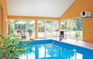 - une piscine dans une maison avec piscine dans l'établissement Schloss Poggelow, à Schwasdorf