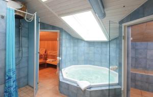 bagno con vasca e lucernario. di Strandblick 29 a Schönhagen