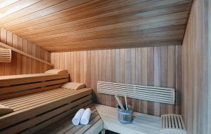 una sauna in legno con due scarpe bianche di Strandblick 29 a Schönhagen