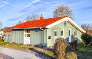 シェーンハーゲンにあるStrandblick 7のオレンジ色の屋根の緑家