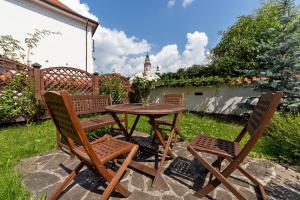 Vonkajšia záhrada v ubytovaní Vila Krumlov