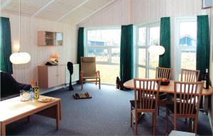 シェーンハーゲンにあるStrandblick 22のリビングルーム(テーブル、椅子、窓付)