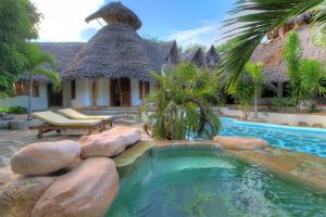 una casa con piscina y un complejo en Swahili House, en Tiwi