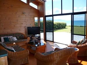 Een zitgedeelte bij Matarangi Ocean Views - Matarangi Holiday Home