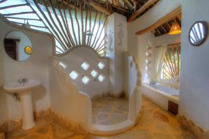 TiwiにあるSwahili Houseの洗面台、トイレ、浴槽を備えたバスルーム +26枚の写真