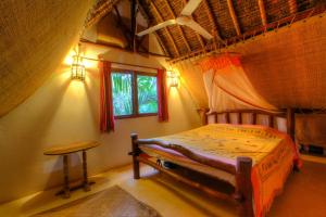 TiwiにあるSwahili Houseのベッドルーム1室(ベッド1台、テーブル、窓付)