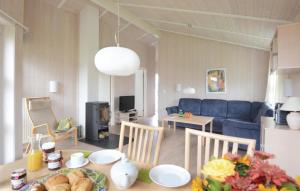 eine Küche und ein Wohnzimmer mit einem Tisch und Stühlen in der Unterkunft Strandblick 10 in Schönhagen
