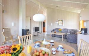 eine Küche und ein Wohnzimmer mit einem Tisch und Obst darauf in der Unterkunft Strandpark 14 in Schönhagen