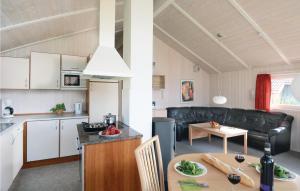eine Küche und ein Wohnzimmer mit einem Tisch in der Unterkunft Strandpark 22 in Schönhagen