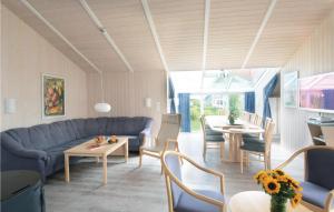 ein Wohnzimmer mit einem blauen Sofa und einem Tisch in der Unterkunft Strandpark 3 in Schönhagen