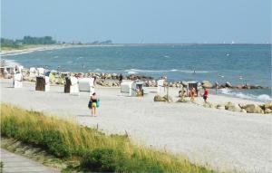 シェーンハーゲンにあるStrandpark 19の人々と海の群れを持つ海岸