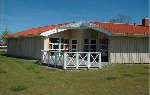 a small house with a porch and a roof at Strandpark 20 in Schönhagen