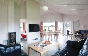 ein Wohnzimmer mit einem Sofa und einem Tisch in der Unterkunft Strandpark 20 in Schönhagen