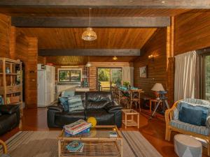 Gallery image of Norma's Place - Simpsons Beach Bach in Whitianga