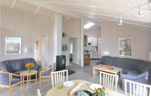 ein Wohnzimmer mit blauen Sofas und Tischen in der Unterkunft Strandblick 3 - Dorf 1 in Travemünde