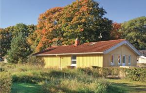 een geel huis in het midden van een veld bij Strandblick 6 - Dorf 1 in Travemünde