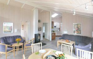 ein Wohnzimmer mit Sofas und Tischen sowie eine Küche in der Unterkunft Strandblick 6 - Dorf 1 in Travemünde