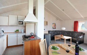 cocina y sala de estar con mesa en Strandblick 14 - Dorf 1 en Travemünde