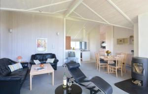 ein Wohnzimmer mit einem Sofa, Stühlen und einem Tisch in der Unterkunft Strandblick 19 - Dorf 1 in Travemünde
