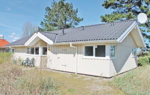 ein kleines Haus mit einem weißen Zaun in der Unterkunft Strandblick 19 - Dorf 1 in Travemünde