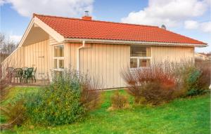 ein kleines gelbes Haus mit orangefarbenem Dach in der Unterkunft Friedrichskoog-strandpark 2 in Friedrichskoog