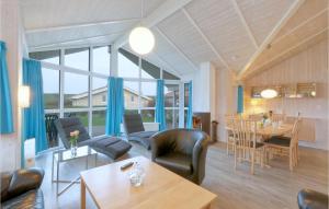 ein Wohnzimmer mit einem Tisch und Stühlen in der Unterkunft Friedrichskoog-strandpark 6 in Friedrichskoog
