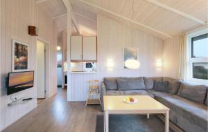 ein Wohnzimmer mit einem Sofa und einem Tisch in der Unterkunft Friedrichskoog-strandpark 18 in Friedrichskoog