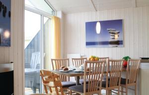ein Esszimmer mit einem Tisch und Stühlen in der Unterkunft Friedrichskoog-deichblick 7 in Friedrichskoog